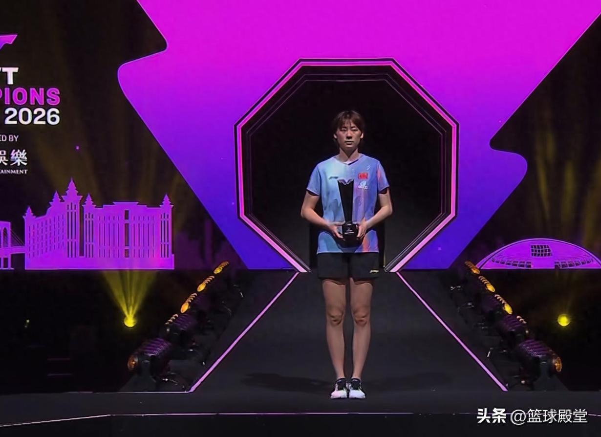 女单颁奖！陈熠全程面无表情，张本美和笑开花，希望记住这种痛苦